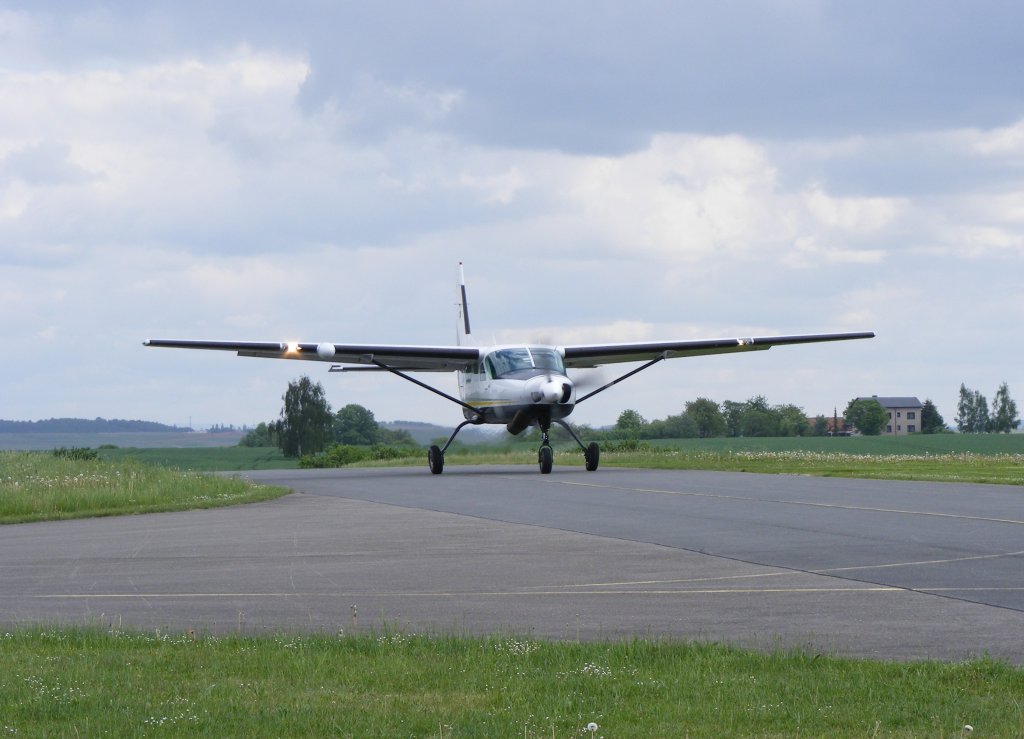 Cessna 208 Caravan D-FALK nach der Landung in Gera (EDAJ) am 12.5.2012
