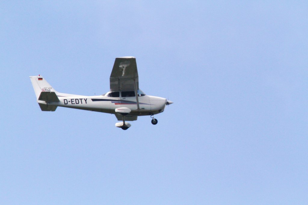 Cessna C172 D-EDTY,beim berflug Murrhardt-Kchersberg am 23.6.11.