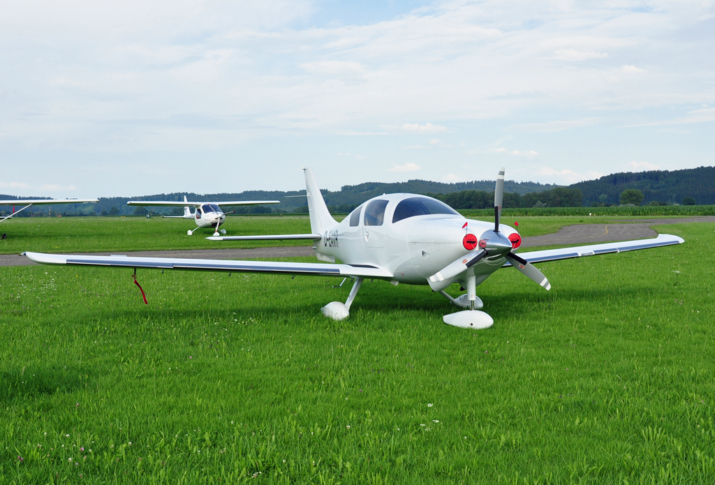 Cessna Corvalis 400 TTX (neues Cessna-Modell), D-EAXR,  am Flugplatz Leutkirch - 15.07.2011
