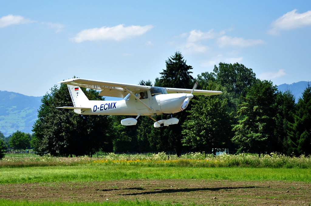 Cessna F 150 M D-ECMX kurz vor dem Aufsetzen am Flugplatz Hohenems/Dornbirn - 16.07.2011