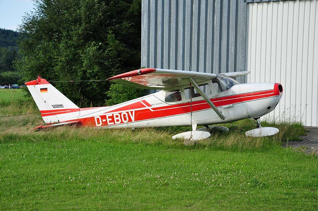 Cessna F 172 Sky Hawk D-EBOV ohne Prop am Flugplatz Leutkirch - 15.07.2011