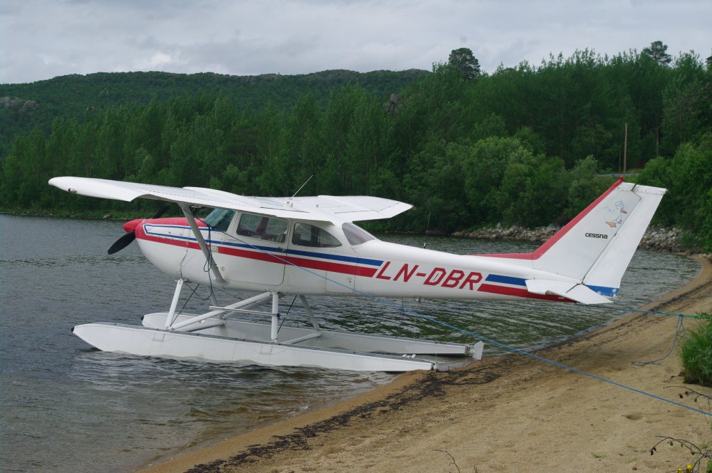 Cessna Wasserflugzeug am Bajitjävri See in Lappland, Norwegen (04.07.2013)