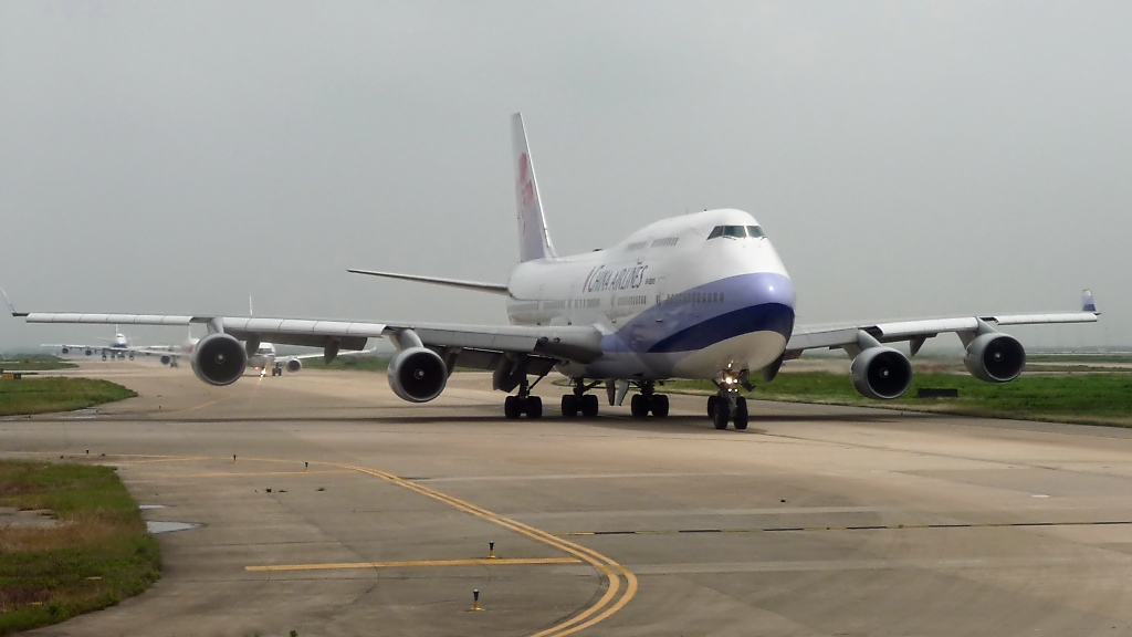 China Airlines Boeing 747-400 B-18205 in Pudong (15.7.10)