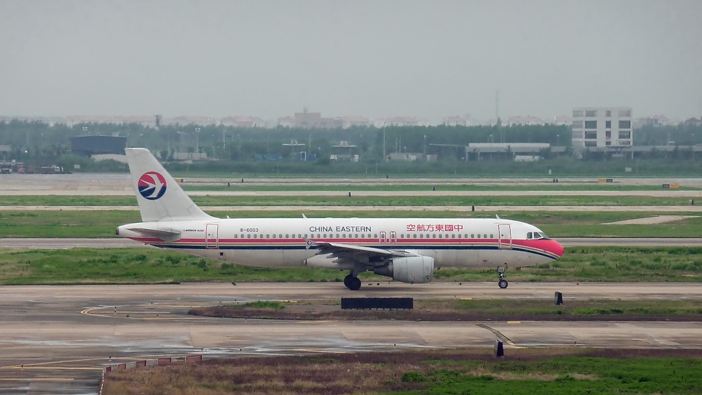 China Eastern Airbus A320 B-6003 in Pudong (15.7.10)