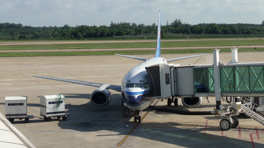 China Southern Airlines B737-400 in Haikou, Hainan (5.8.10) 