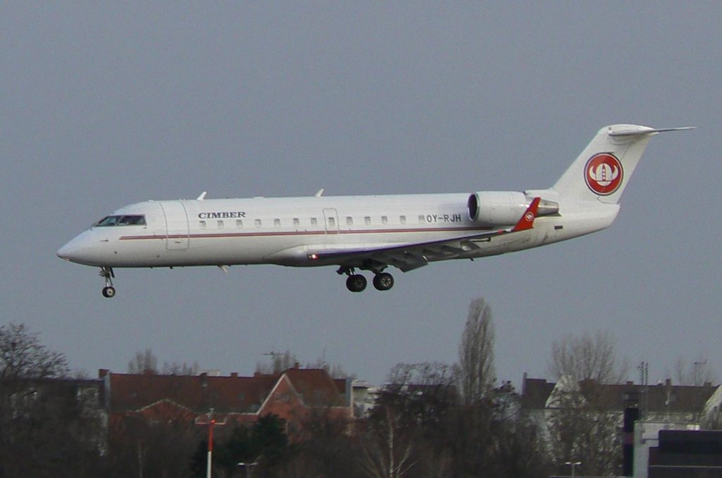 Cimber Air Canadair Regjet CRJ 100 OY-RJH bei der Landung in Berlin-Tegel am frhen Morgen des 27.02.2010