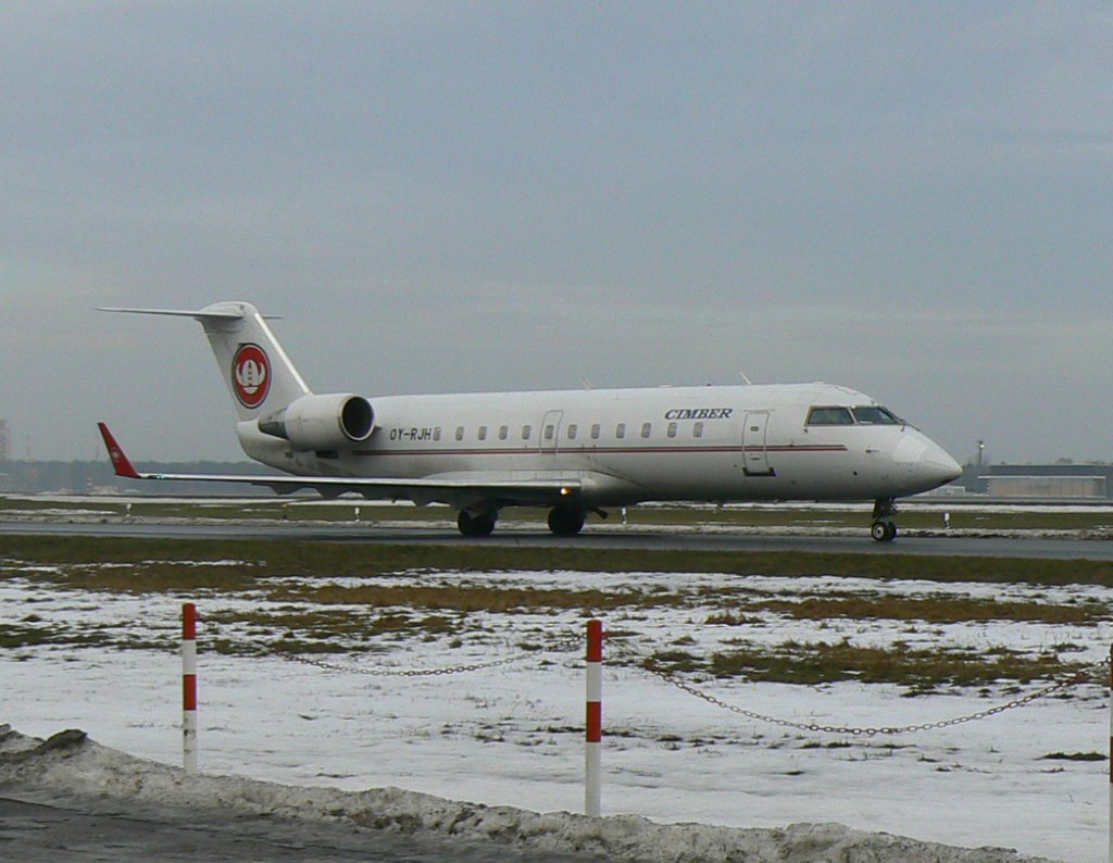 Cimber Air Canadair Regjet CRJ100 LR OY-RJH am Morgen des 08.01.2011 auf dem Flughafen Berlin-Tegel