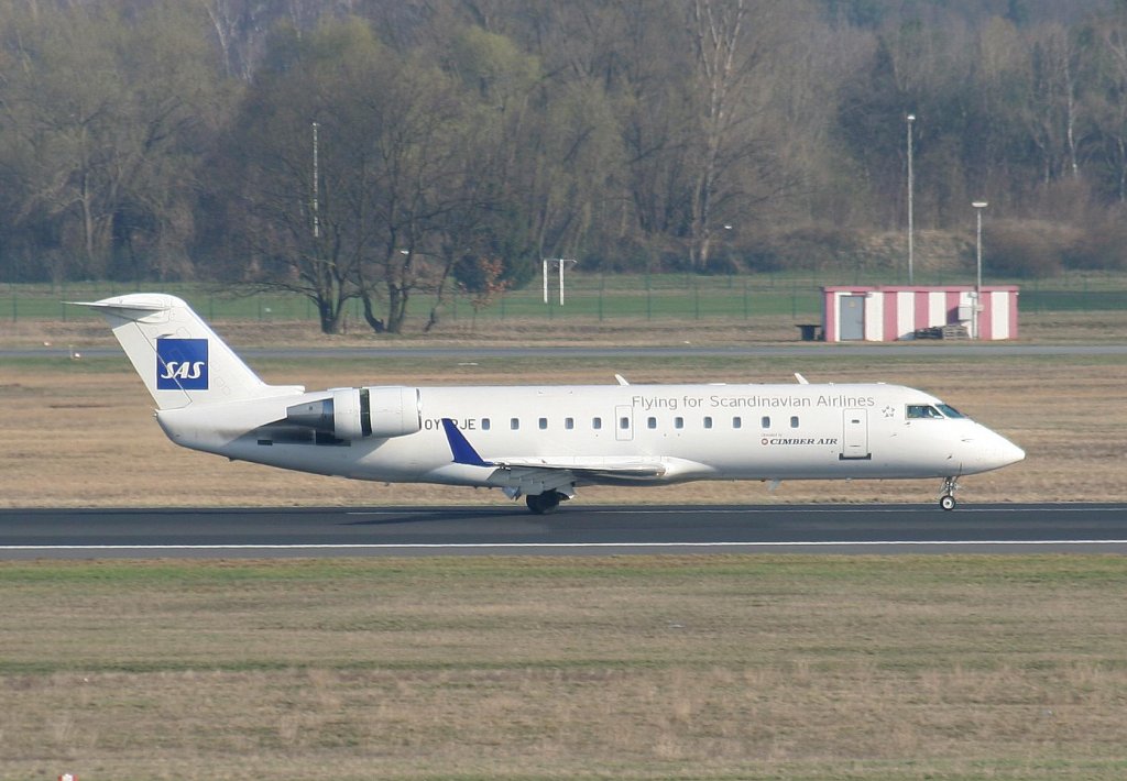 Cimber Air Canadair Regjet CRJ100LR OY-RJE nach der Landung in Berlin-Tegel am 03.04.2010. Hier in Diensten von SAS.