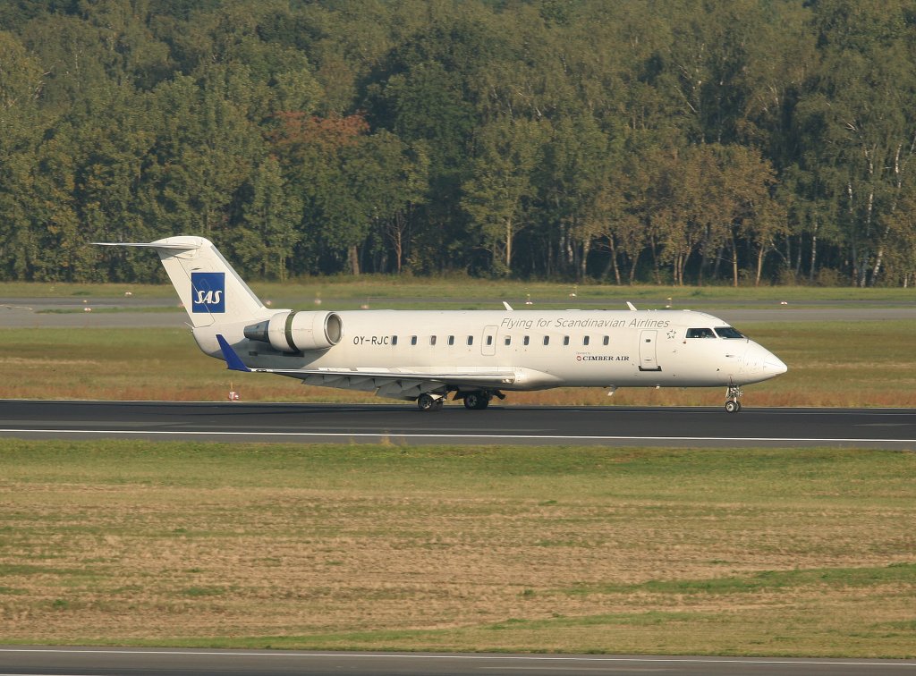 Cimber Air Canadair Regjet CRJ100LR OY-RJC nach der Landung in Berlin-Tegel am 25.09.2011. Hier in Diensten von SAS.