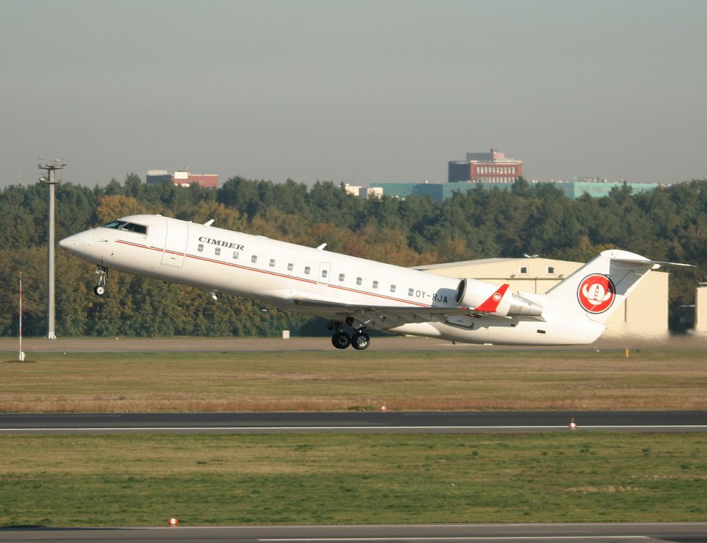 Cimber Air Canadair Regjet CRJ200ER OY-RJA beim Start in Berlin-Tegel am 15.10.2011