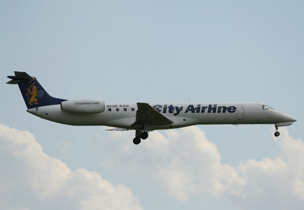 City Airline Embraer ERJ-145EU SE-RAD kurz vor der Landung in Berlin-Tegel am 10.06.2011