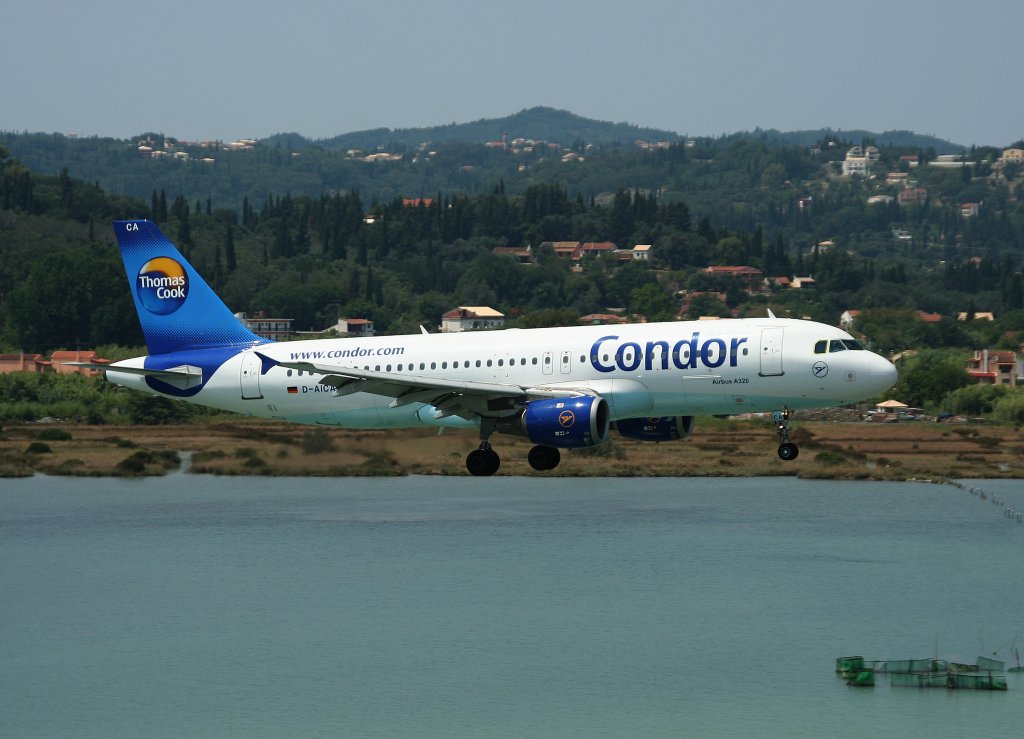 Condor A 320-212 D-AICA kurz vor der Landung in Korfu am 17.07.2010
