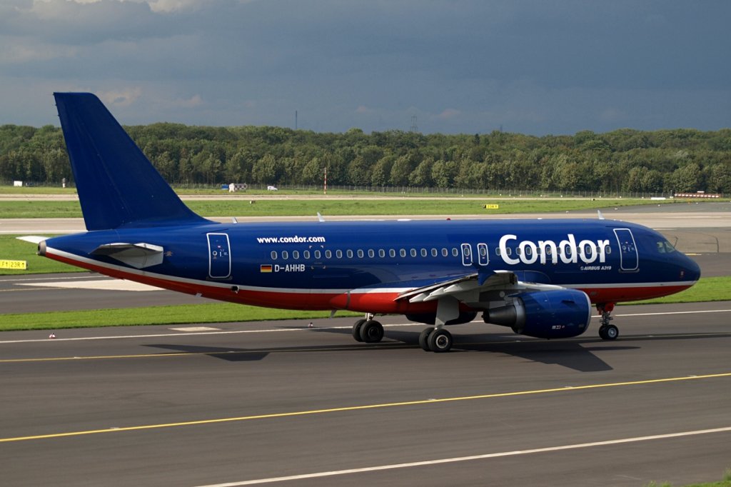 Condor (Berlin) hat ber den Sommerflugplan einen A319 von Hamburg Airways geleast. D-AHHB hat dadurch diese Hybrid lackierung erhalten. Sep 2011