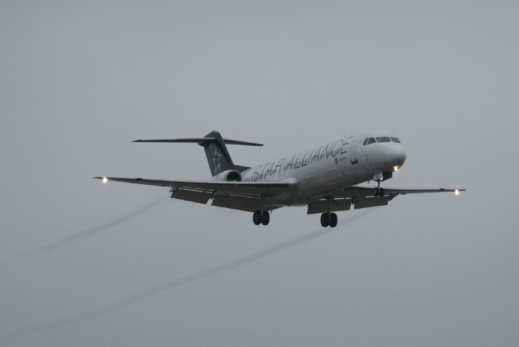 Contact Air Fokker 100 D-AFKA kurz vor der Landung in Berlin-Tegel am 31.12.2011