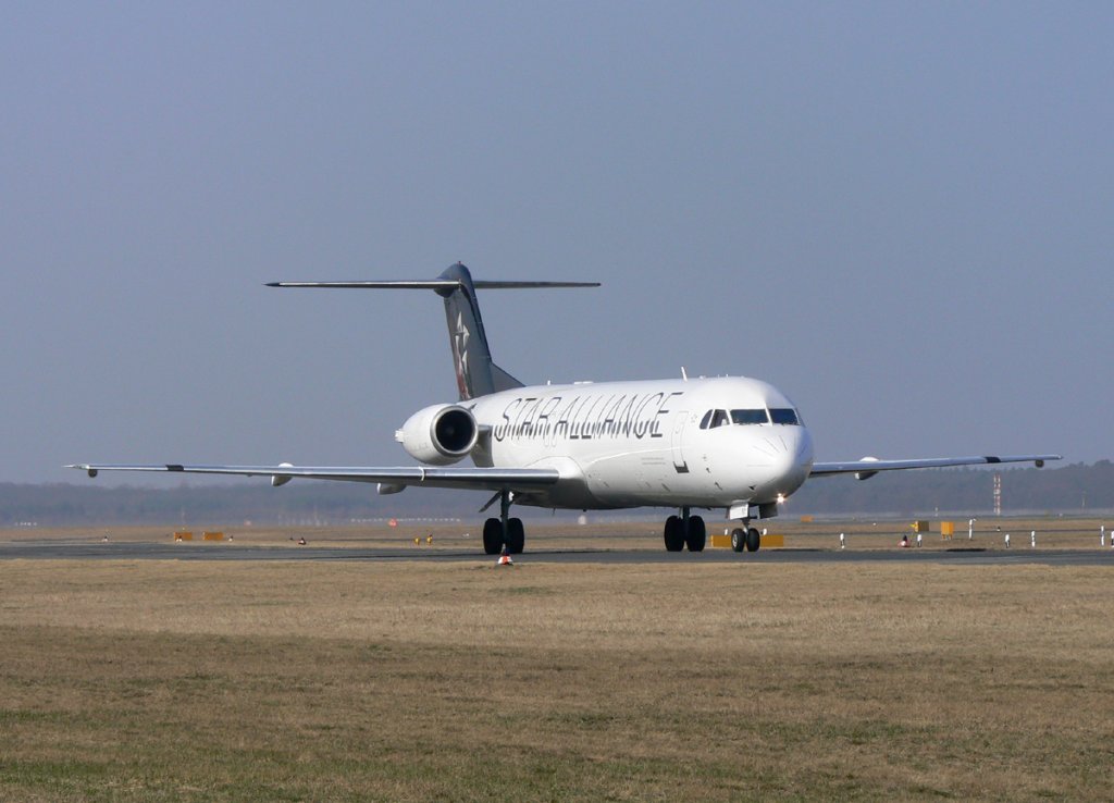 Contact Air Fokker 100 D-AFKA auf dem Weg zum Start in Berlin-Tegel am 17.03.2012