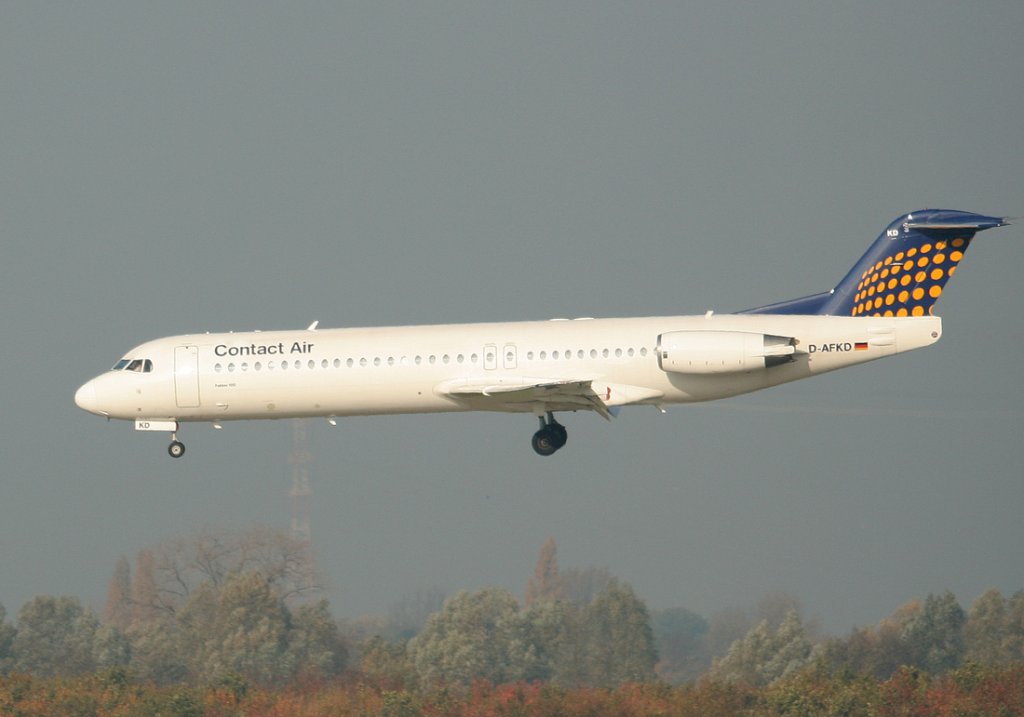 Contact Air Fokker 100 D-AFKD kurz vor der Landung in Dsseldorf am 31.10.2011