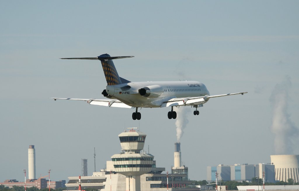 Contact Air Fokker 100 D-AFKE kurz vor der Landung in Berlin-Tegel am 16.07.2011
