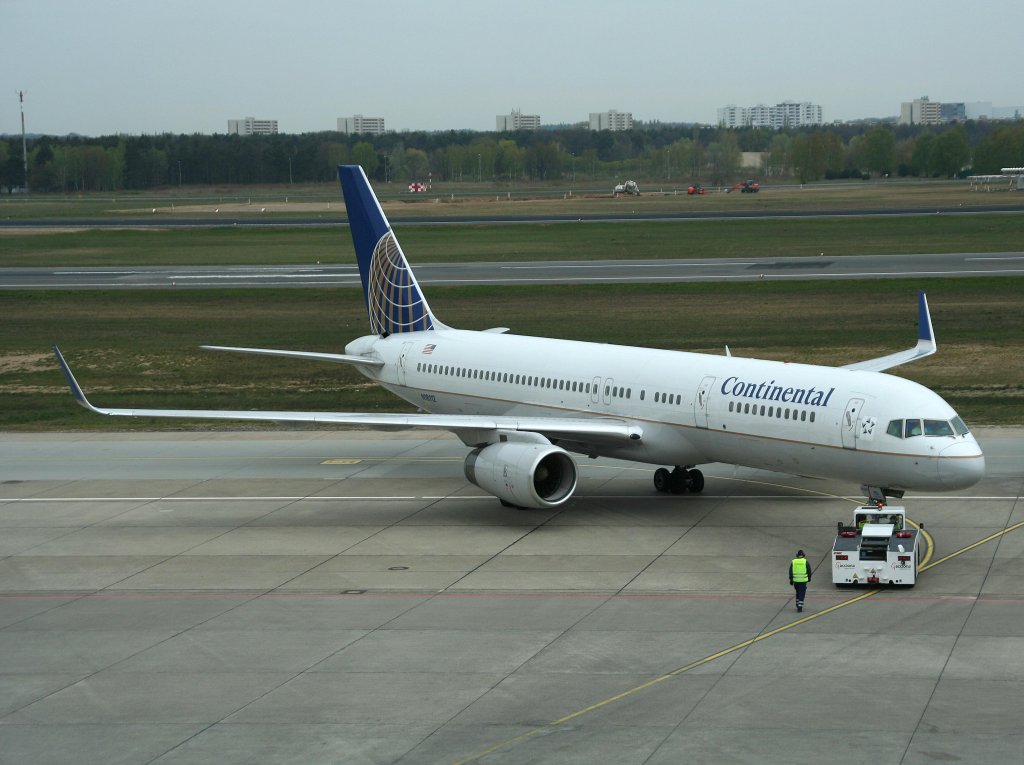 Continental Airlines B 757-224(WL) N18112 beim Pushback in Berlin-Tegel am 24.04.2010