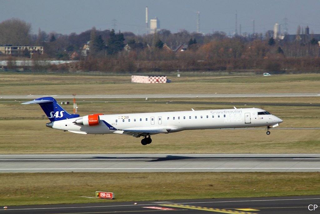 CRJ-900 OY-KFA der SAS bei der Landung in Dsseldorf am 9.3.2010.