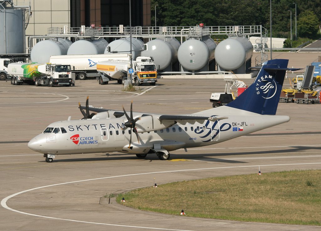 CSA ATR-42-500 OK-JFL bei der Ankunft in Berlin-Tegel am 25.06.2011