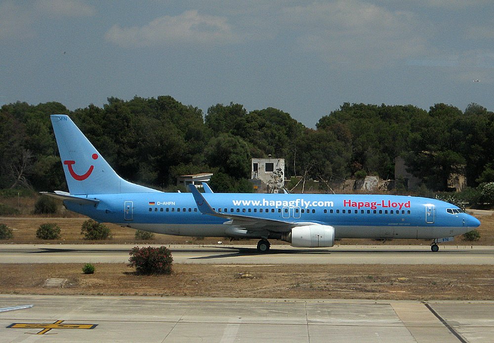 D-AHFN (Boeing 737-8K5), als sie noch fr TUIfly flog. Heute ist die Maschine fr Luxair unterwegs. Flughafen Palma de Mallorca 04.08.2009.