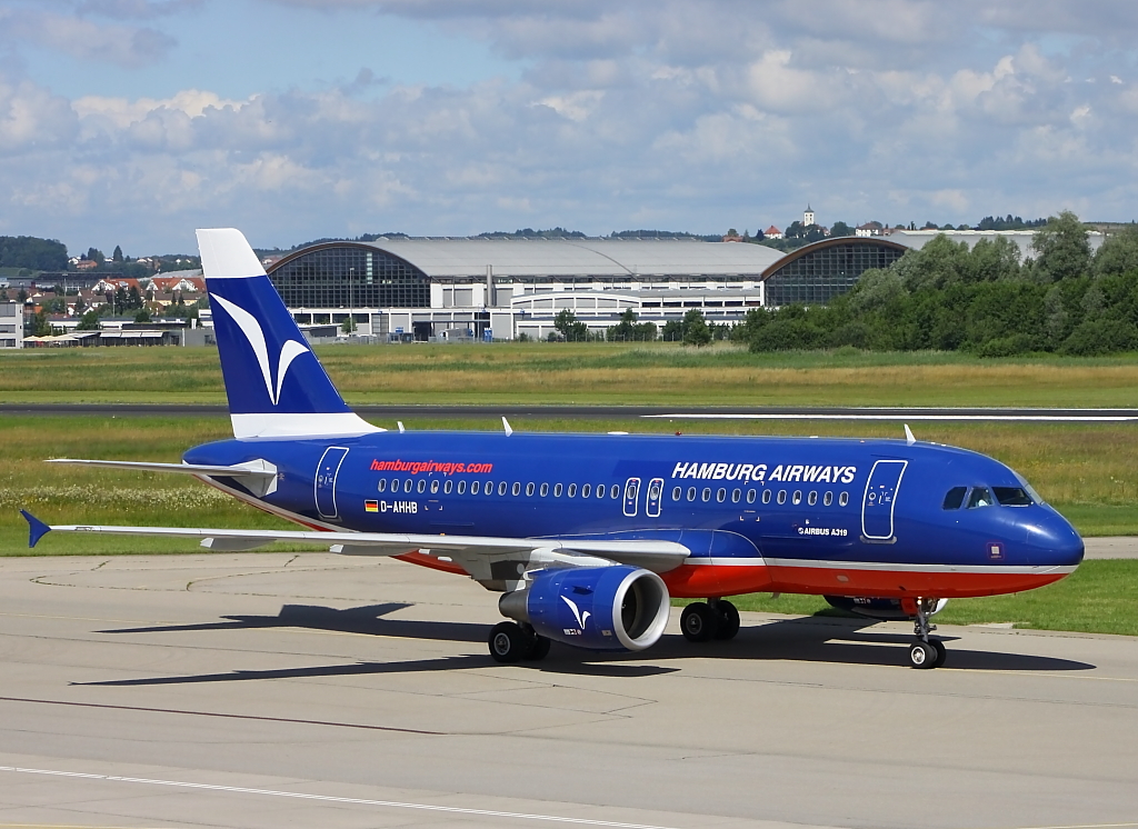 D-AHHB von Hamburg Airways in Friedrichshafen, die Maschine kam vor wenigen Minuten aus Mallorca, gelandet auf runway 24. Der Airbus A320 ist in Friedrichshafen stationiert