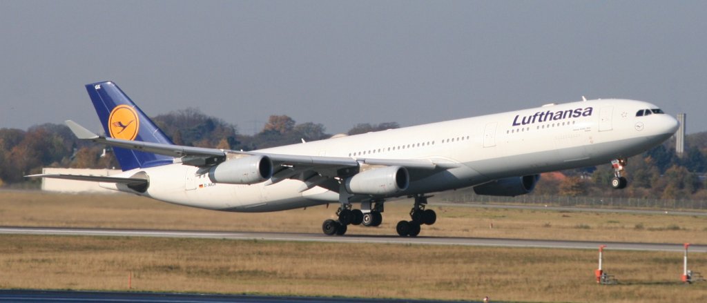 D-AIGX (A340-300) bei Start nach Miami in Dsseldorf.
8.11.2009