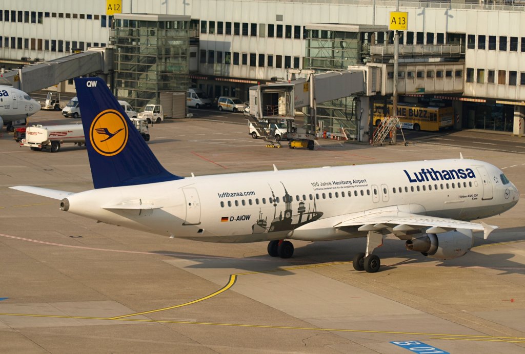 D-AIQW - Dieser Lufthansa A320 hat nach der Langjhrigen Partnerschaft mit dem Hamburger Airport einen Sticker bekommen.
17.04.2011 / A320-211 / D-AIQW
