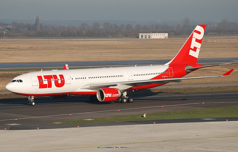 D-ALPC (Airbus A330-223) noch im LTU-Lack kurz nach der Landung auf dem Flughafen Dsseldorf am 29.12.2008.