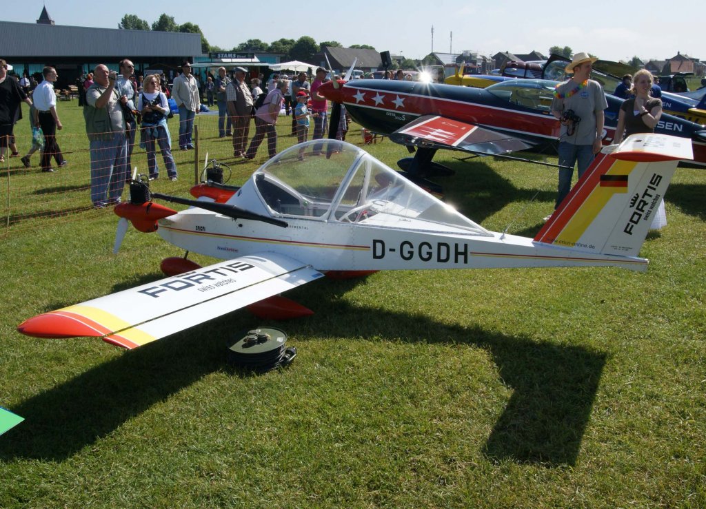 D-GGDH, Colomban MC-15 CriCri (das nenne ich ein Kleinflugzeug !), 2010.05.23, EDLG, Goch-Asperden, Germany 

