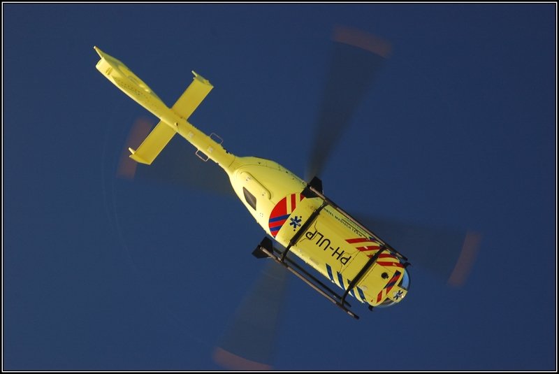 Da geht er endlich: Rettungshubschrauber 'Lifeliner 2' PH-ULP, nachdem die Bemannung geholfen hat bei einem Unfall. Ridderkerk, den 6. Januar 2010.