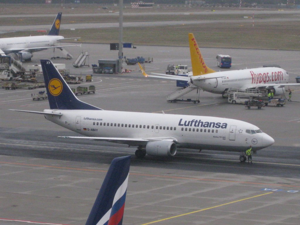 Das Aufnahmedatum dieses Fotos ist der 6. Februar 2010
Eine Boeing 737-300 der Lufthansa mit der neuen Lackierung  lufthansa.com  am Heck auf dem Weg zur Startbahn in Frankfurt am Main