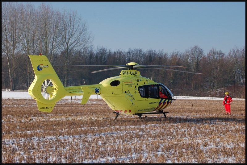 Das Personal des Rettungshubschraubers 'Lifeliner 2' PH-ULP (Standort: Rotterdam) hat geholfen bei einem Unfall, bald wird der Hubschrauber zurck zum Standort fliegen; Ridderkerk, den 6. Januar 2010.