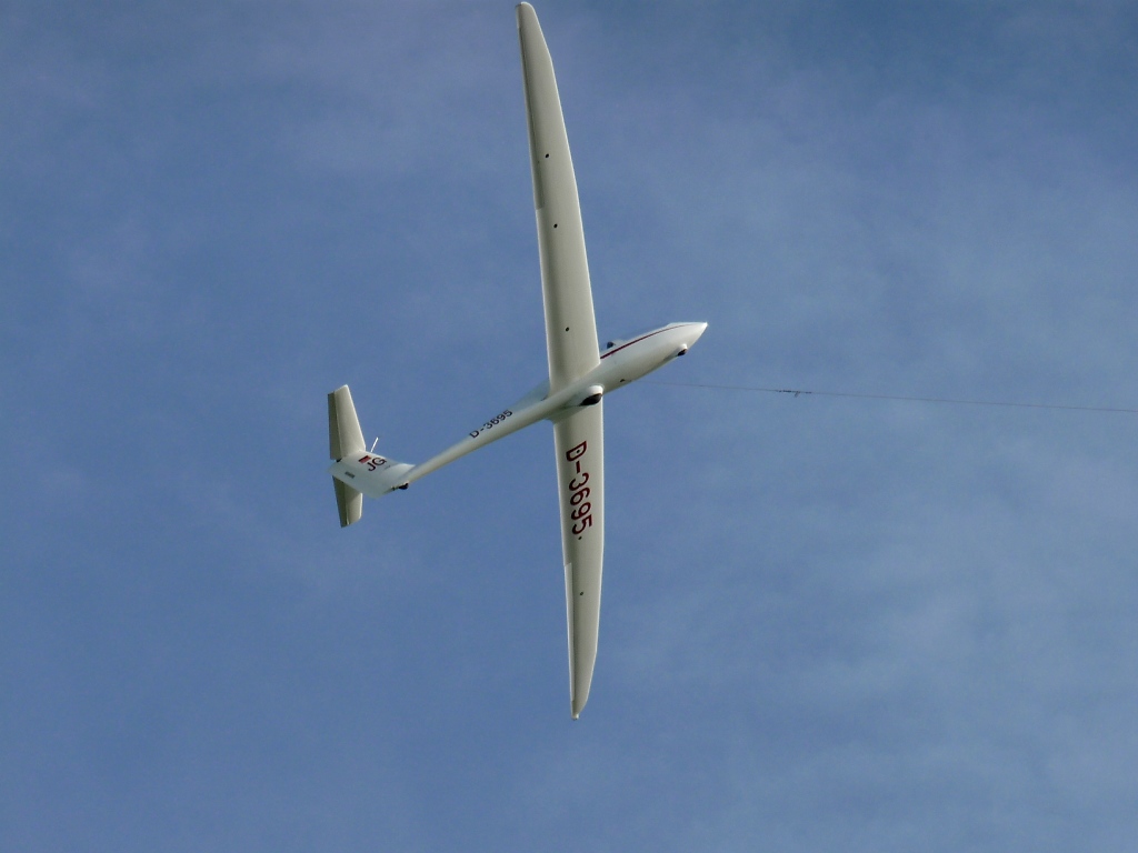 Das zweisitzige Segelflugzeug Twin Acro D-3695 beim Start am Schleppseil ber dem Flugplatz Niershorst am 11.9.2010