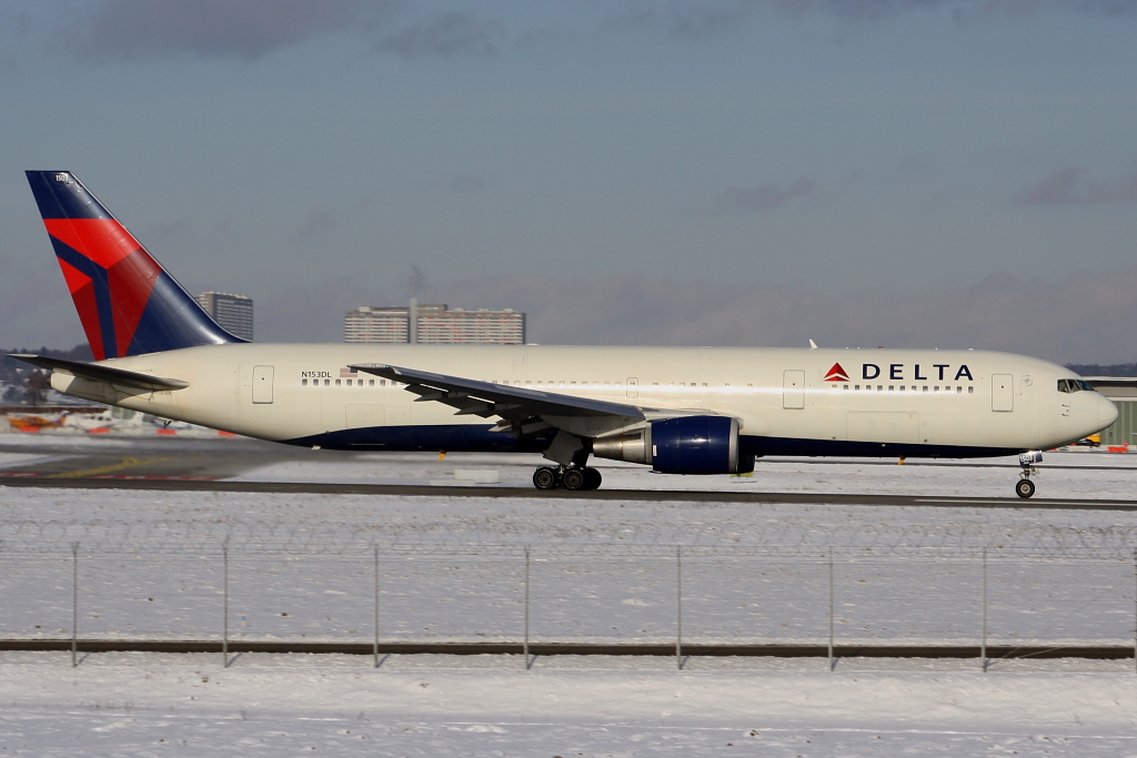 Delta Air Lines 
Boeing 767-3P6(ER) 
N153DL 
Stuttgart 
18.12.10 

