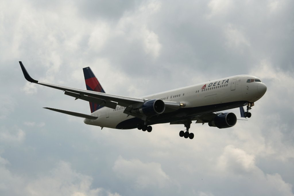 Delta Airlines B 767-332(ER) N1200K kurz vor der Landung in Berlin-Tegel am 18.06.2011