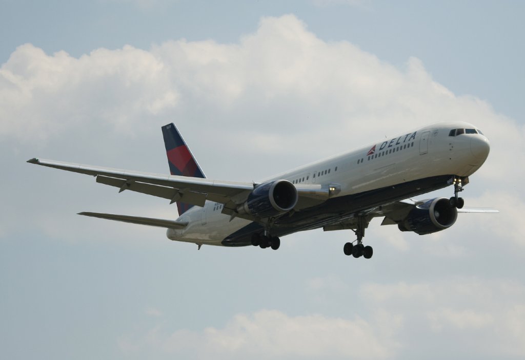 Delta Airlines B 767-332(ER) N1603 kurz vor der Landung in Berlin-Tegel am 10.06.2011