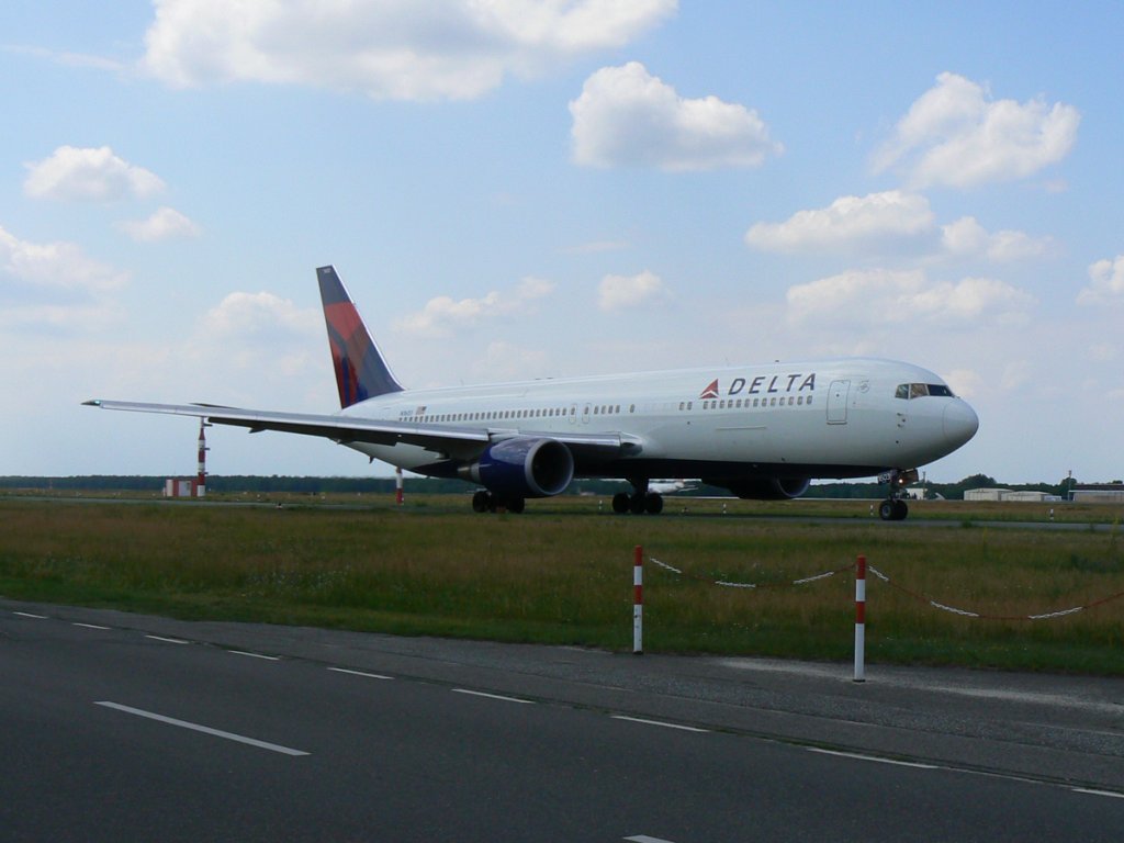 Delta Airlines B 767-332/ER) N1603 auf dem Weg zum Start in Berlin-Tegel am 10.06.2011