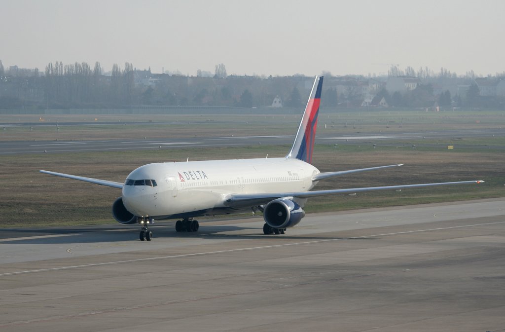 Delta Airlines B 767-332(ER) N16065 bei der Ankunft in Berlin-Tegel am 03.04.2011