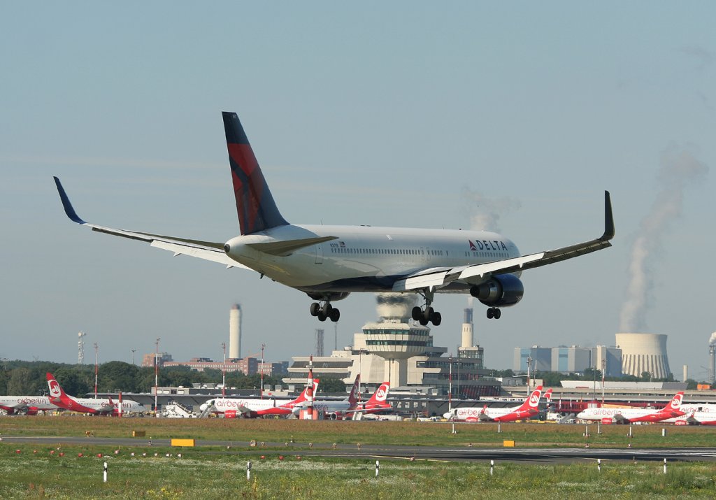 Delta Airlines B 767-332(ER) N1611B kurz vor der Landung in Berlin-Tegel am 16.07.2011