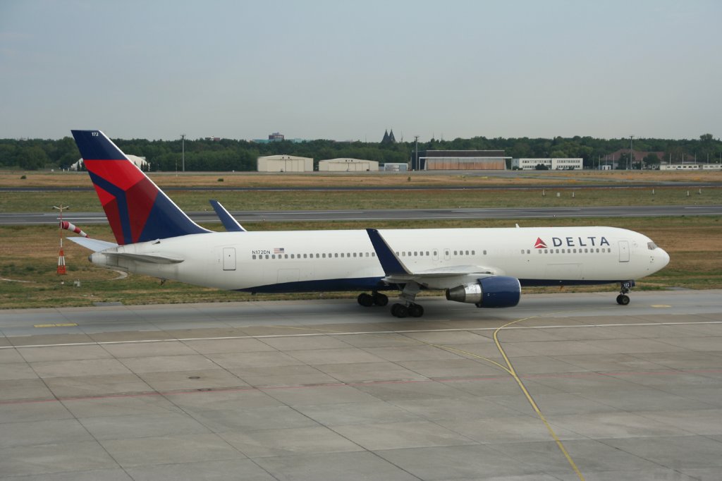Delta Airlines B 767-332(ER) N172DN nach dem Pushback in Berlin-Tegel am 31.07.2010