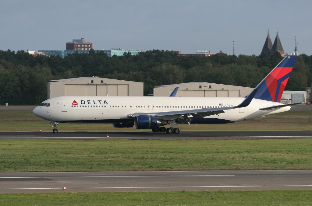Delta Airlines B 767-332(ER) N174DN nach der Landung in Berlin-Tegel am 18.09.2010