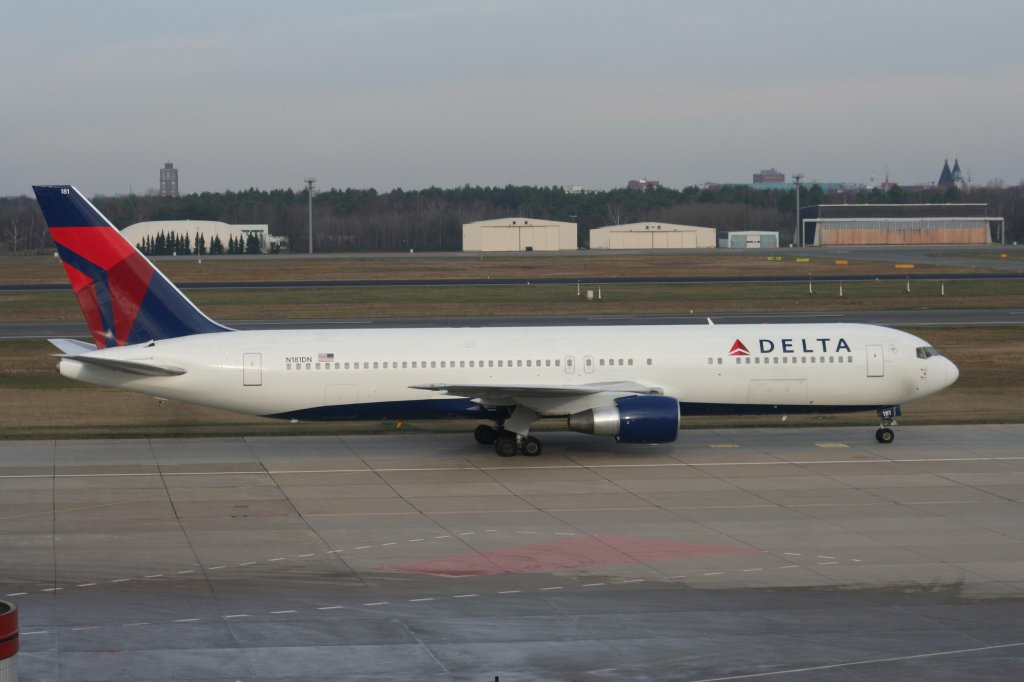 Delta Airlines B 767-332(ER) N181DN am 05.12.2009 auf dem Flughafen Berlin-Tegel