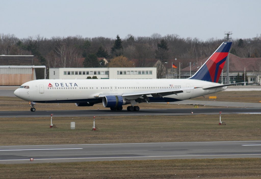 Delta Airlines B 767-332(ER) N184DN nach der Landung in Berlin-Tegel am 27.02.2010