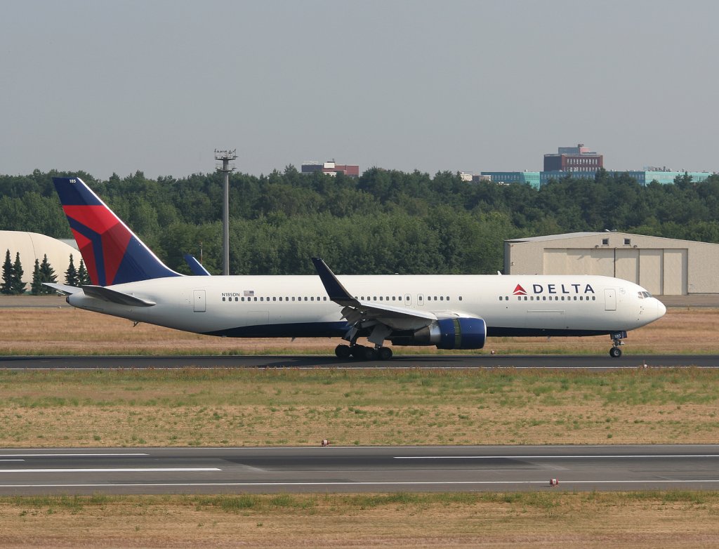 Delta Airlines B 767-332(ER) N185DN nach der Landung in Berlin-Tegel am 03.07.2010