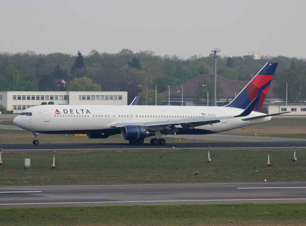 Delta Airlines B 767-332(ER) N187DN nach der Landung in Berlin-Tegel am 01.05.2010