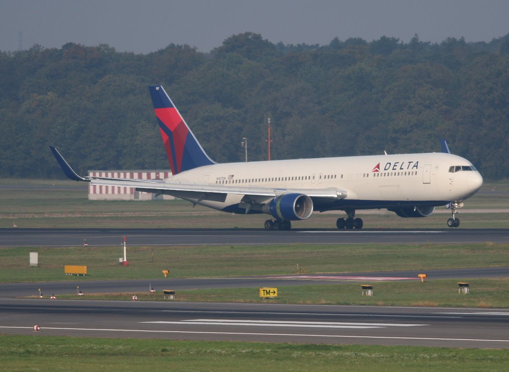 Delta Airlines B 767-332(ER) N187DN bei der Landung in Berlin-Tegel am 09.10.2010