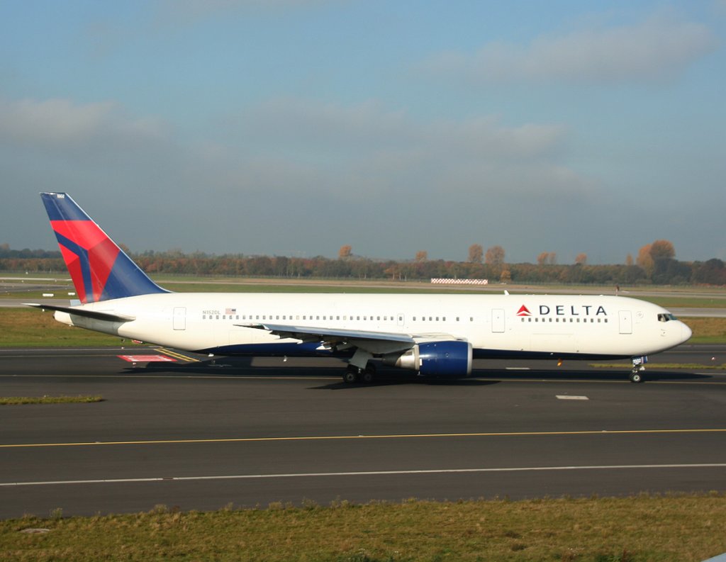 Delta Airlines B 767-3P6(ER) N152DL auf dem Weg zum Start in Dsseldorf am 31.10.2011