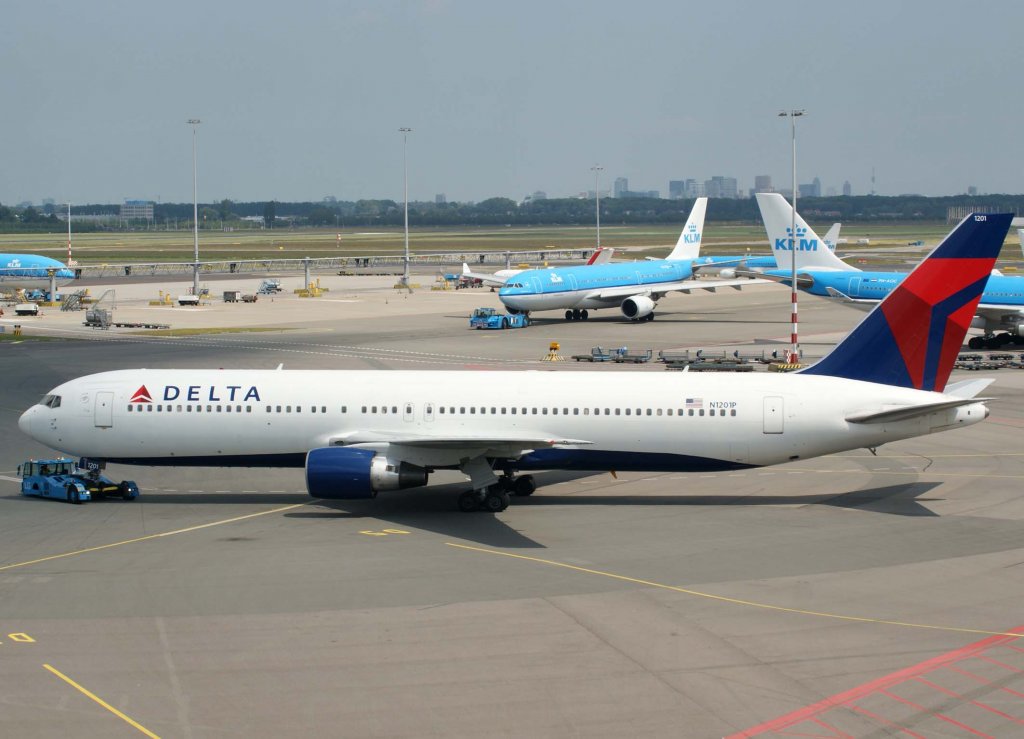 Delta Airlines, N1201P, Boeing 767-300 ER, 2010.06.26, AMS-EHAM, Amsterdam (Schiphol), Niederlande