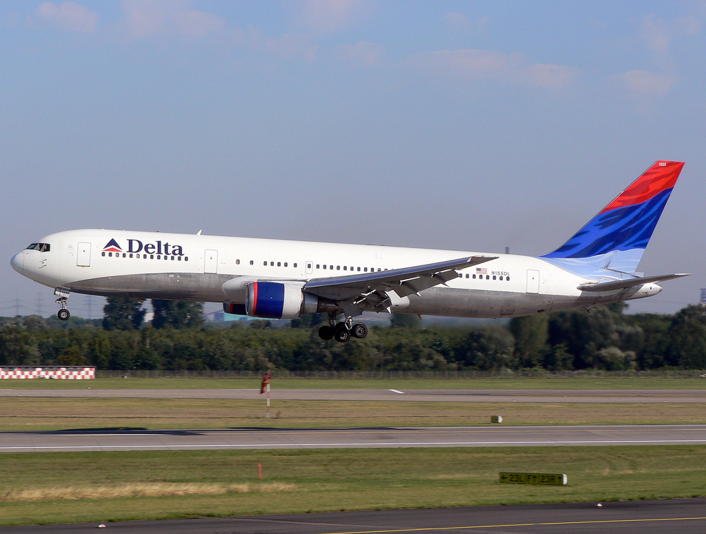 Delta B767-300 N155DL im Anflug auf 23L in DUS / EDDL / Düsseldorf am 05.08.2007
